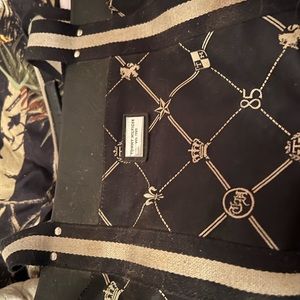 Tommy Hilfiger purse, in good condition